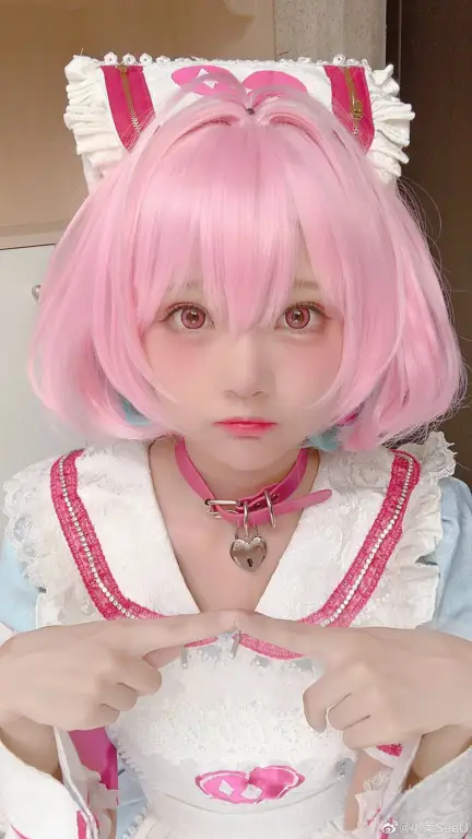 Cosplay karakter anime perempuan yang imut dan cantik