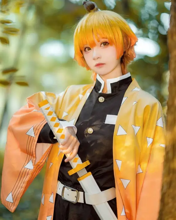 Foto seorang perempuan yang melakukan cosplay karakter anime