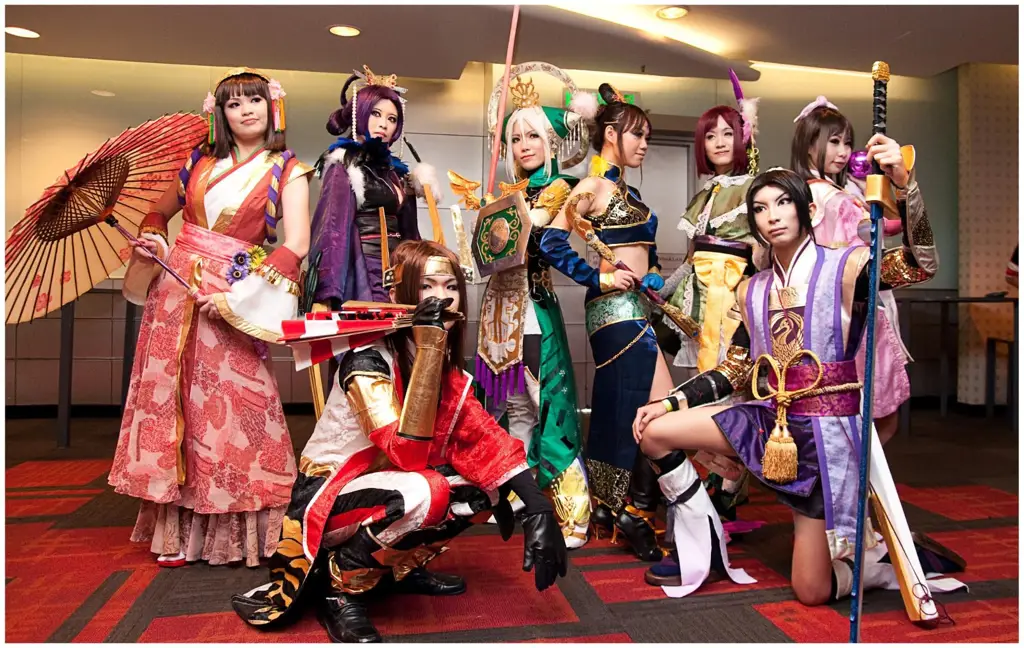 Gambar para pengunjung konvensi anime dengan kostum cosplay