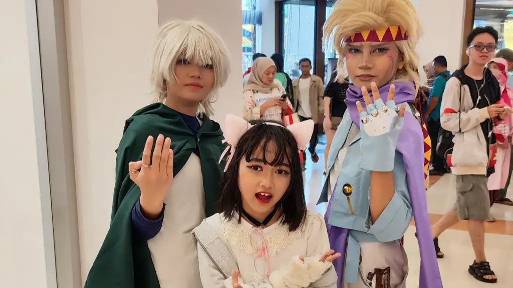 Para cosplayer berpose di acara anime Bandung