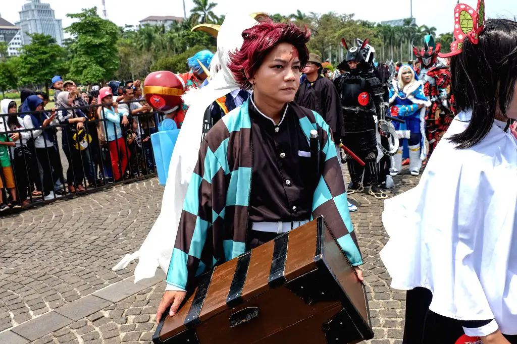 Seorang cosplayer Indonesia dengan kostum yang detail