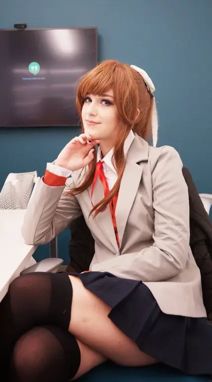 Cosplay game video seksi dengan pose yang memikat.