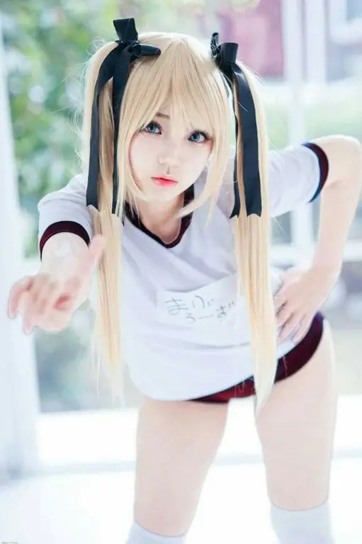 Gadis imut dalam kostum cosplay