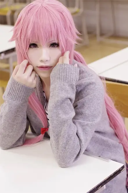 Foto cosplay Yuno Gasai dengan gaya tahun 90an