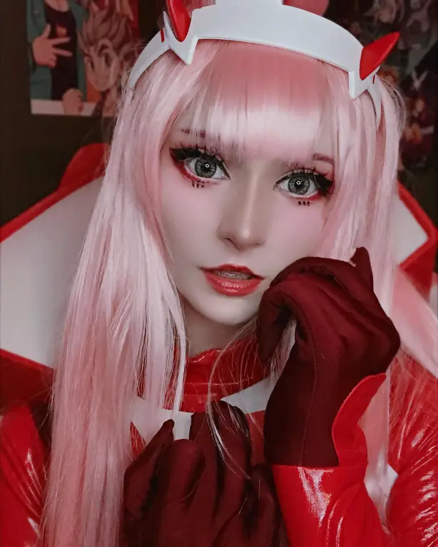 Foto seseorang yang melakukan cosplay Zero Two