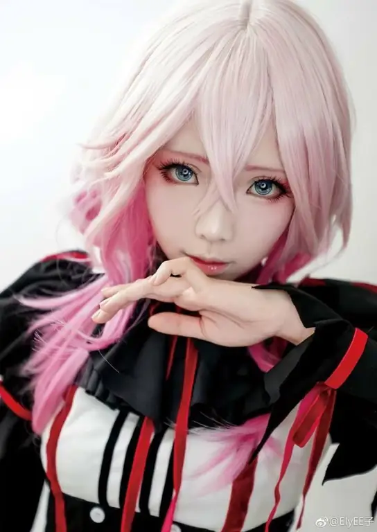 Gambar gadis anime sedang cosplay