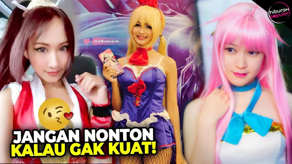 Seorang cosplayer Indonesia yang sedang berpose.