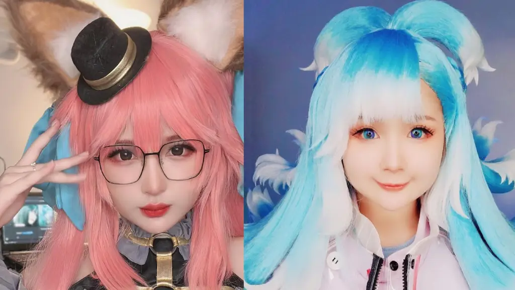 Seorang cosplayer Indonesia yang berpose dengan kostum anime