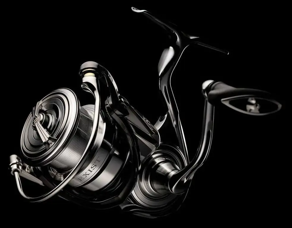 Gambar Daiwa Exist sedang digunakan untuk memancing