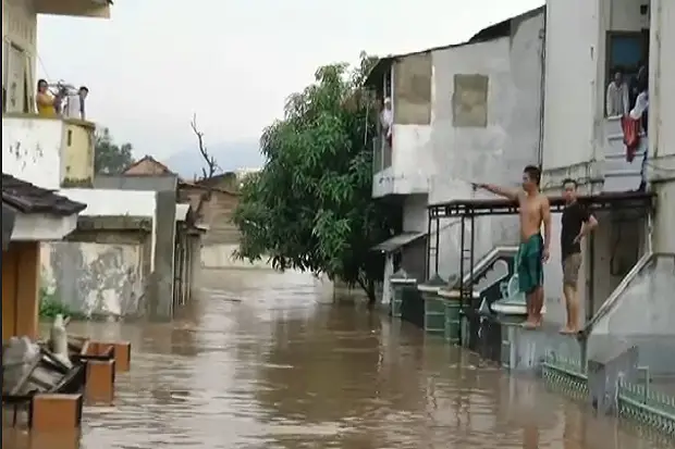 Jalan di Bandar Lampung yang terendam banjir