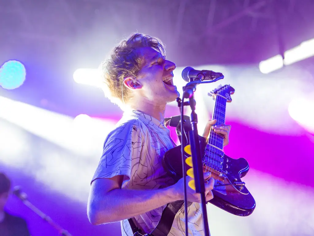 Foto close up Dave Bayley, vokalis Glass Animals, saat menyanyikan Black Mambo