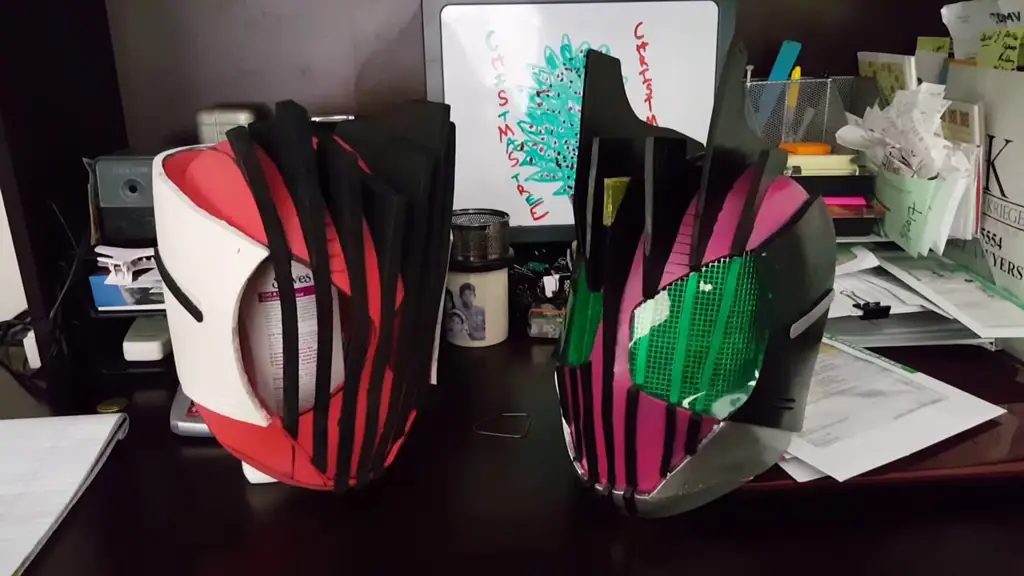 Helm Kamen Rider Decade dengan desain futuristik