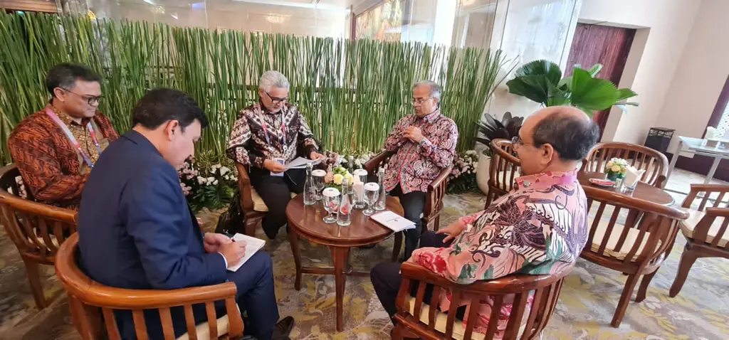 Para diplomat Indonesia sedang melakukan pertemuan diplomatik