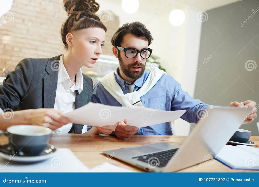 Diskusi Online Mengenai Gantzid Gambar orang-orang berdiskusi online tentang gantzid