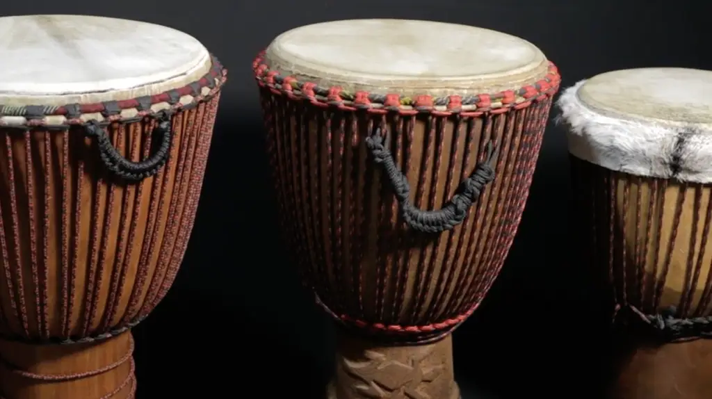 Sebuah djembe, drum kulit hewan khas Afrika Barat