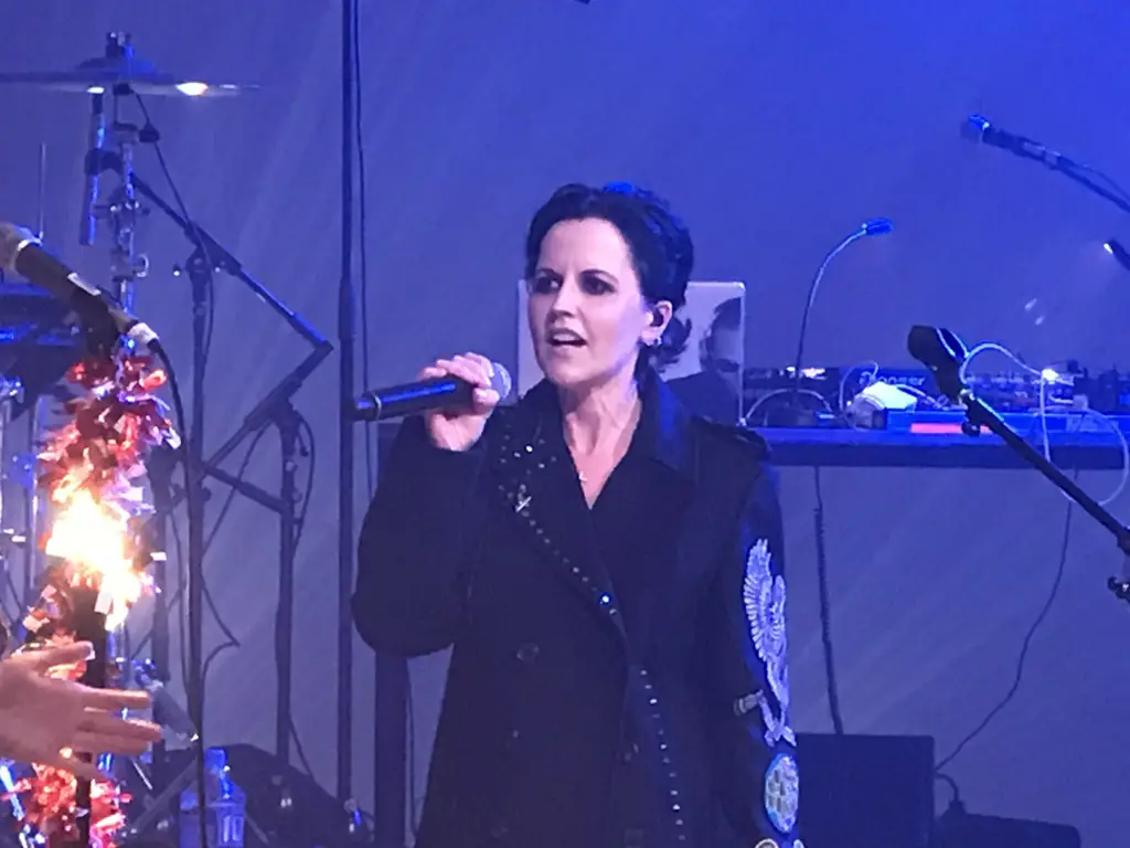 Dolores O'Riordan sedang bernyanyi