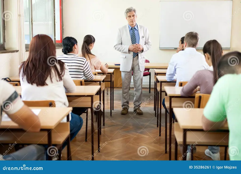 Dosen STkip PGRI Bandar Lampung sedang mengajar di kelas