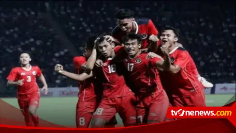 Pendukung menyaksikan pertandingan Indonesia U22