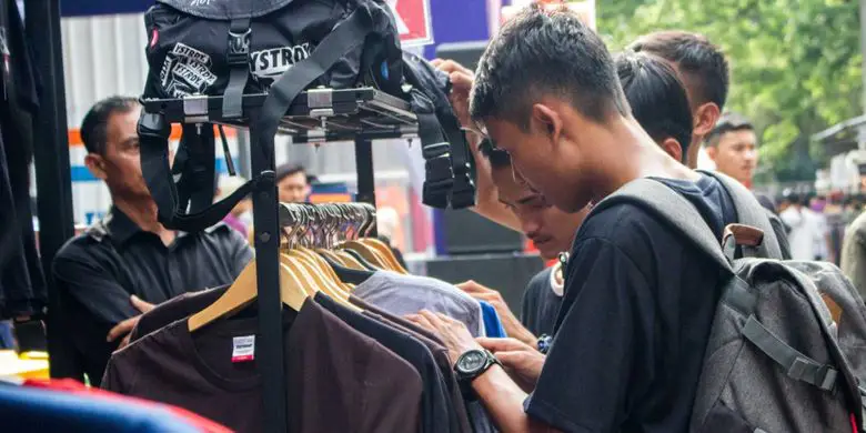 Para pengunjung tampak senang berbelanja di JakCloth