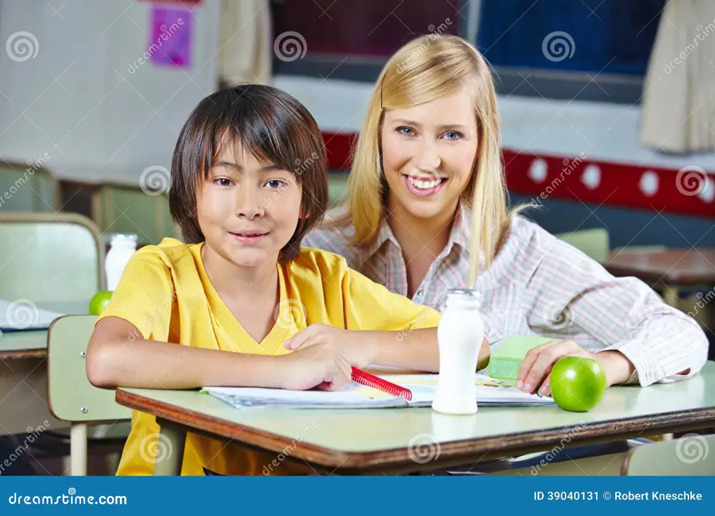 Seorang guru sekolah Jepang dengan ekspresi terkejut