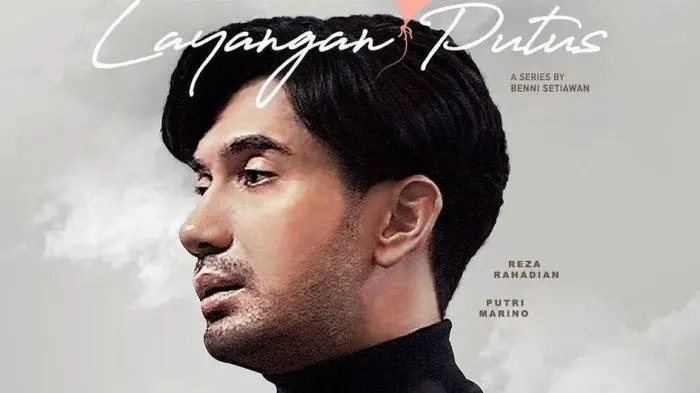 Foto Reza Rahadian sebagai Aris dalam Layangan Putus