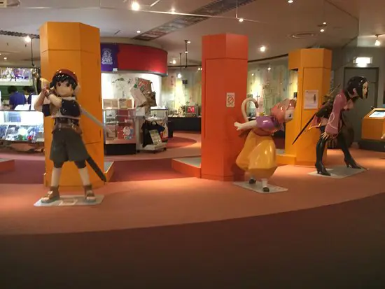 Eksterior bangunan museum anime yang tampak modern dan menarik.