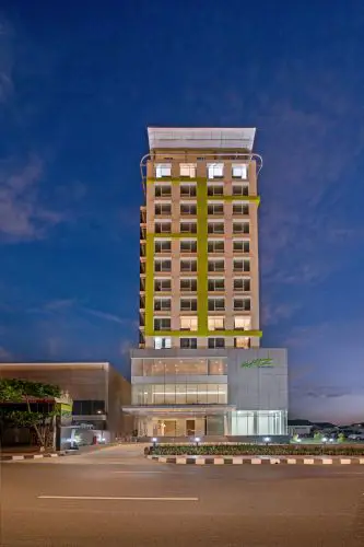 Foto eksterior Whiz Prime Hotel Bandar Lampung yang modern dan elegan