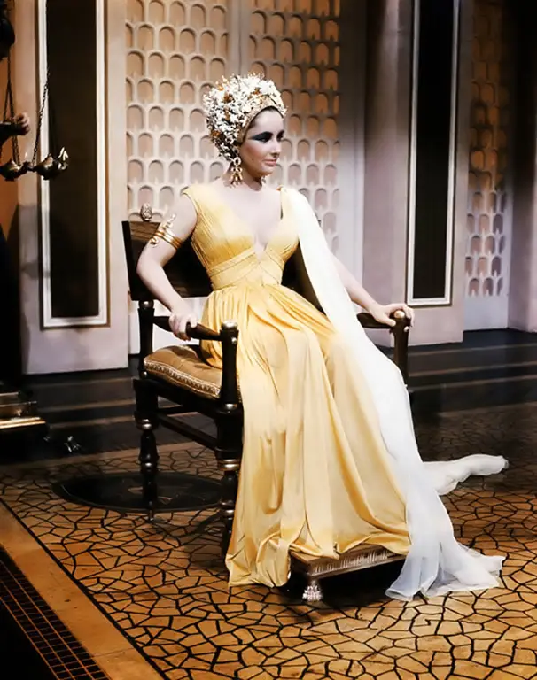 Potret Elizabeth Taylor sebagai Cleopatra