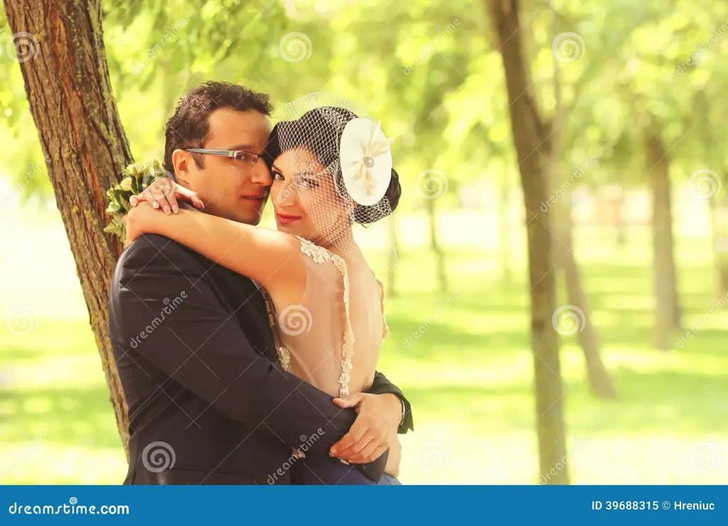 Ending bahagia dalam Operation True Love Pasangan bahagia sedang merayakan sesuatu