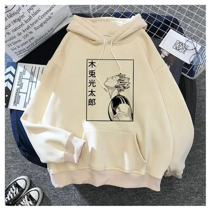 Foto estetis gadis anime dengan hoodie