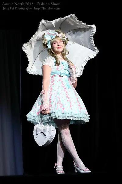 Fashion Show Baju Anime Model mengenakan berbagai baju anime keren