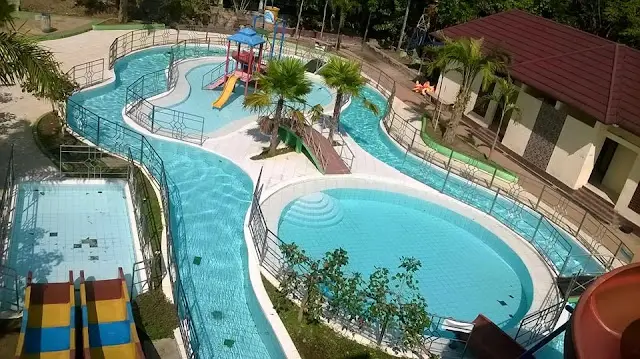 Foto fasilitas pendukung di sekitar kolam renang Bandar Ecopark