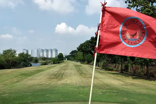 Klub rumah lapangan golf Bandar Kemayoran yang mewah dan nyaman