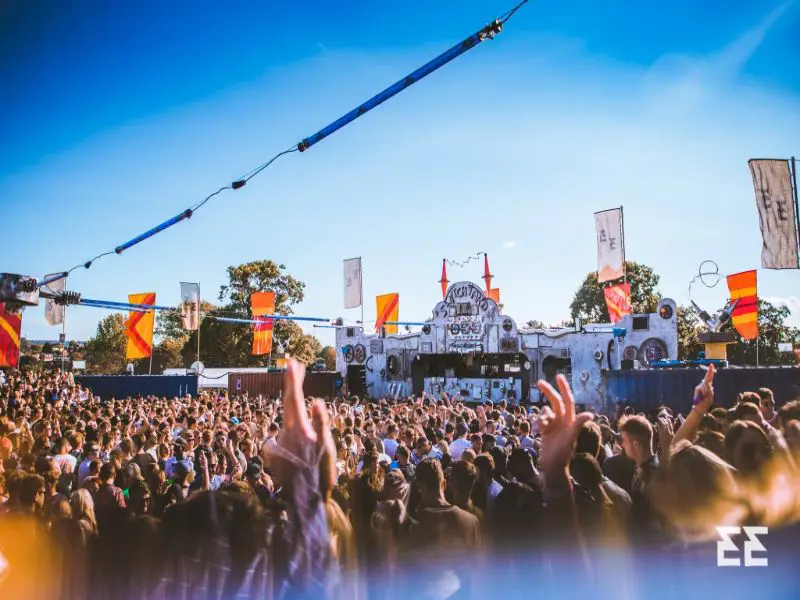 Gambar festival musik elektronik dengan banyak orang yang bersemangat