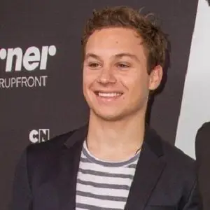 Foto Finn Cole sedang diwawancara