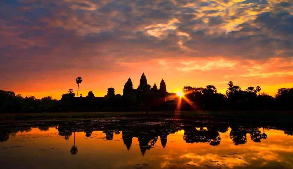 Pemandangan matahari terbenam di Angkor Wat