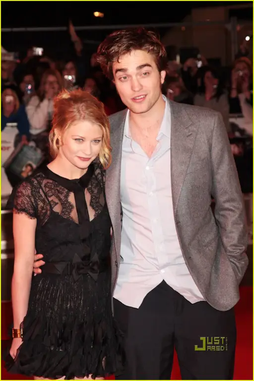 Robert Pattinson dan Emilie de Ravin sebagai pemeran utama