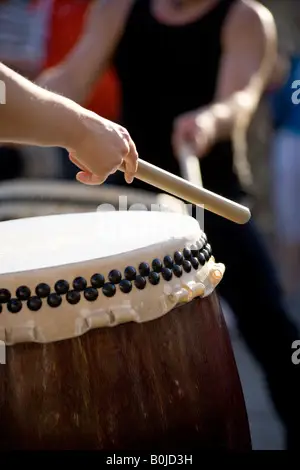 Arsitektur tradisional Arab dengan drum Taiko di latar depan