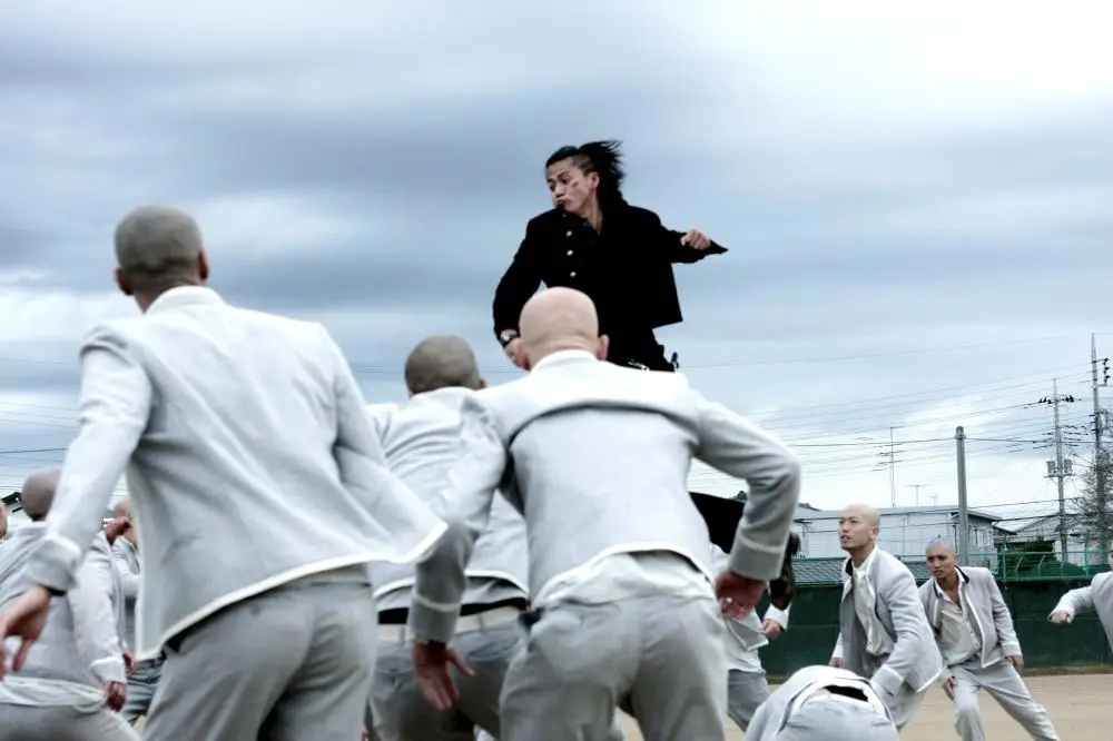 Screenshot adegan perkelahian dalam film Crows Zero 2