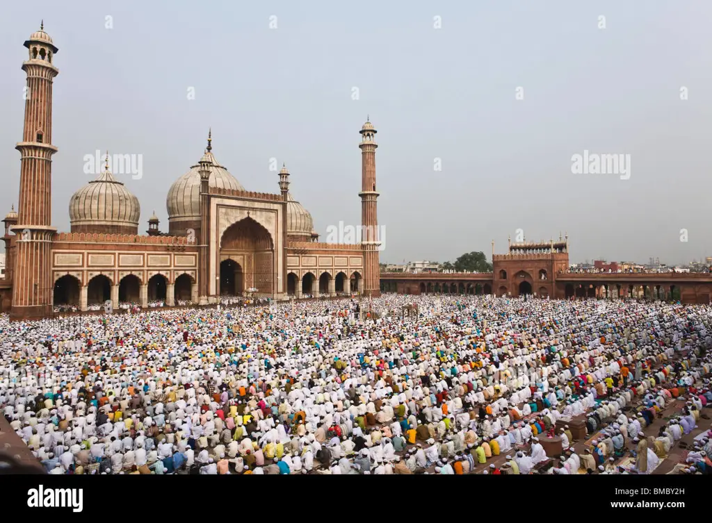 Orang-orang melaksanakan sholat ashar di masjid