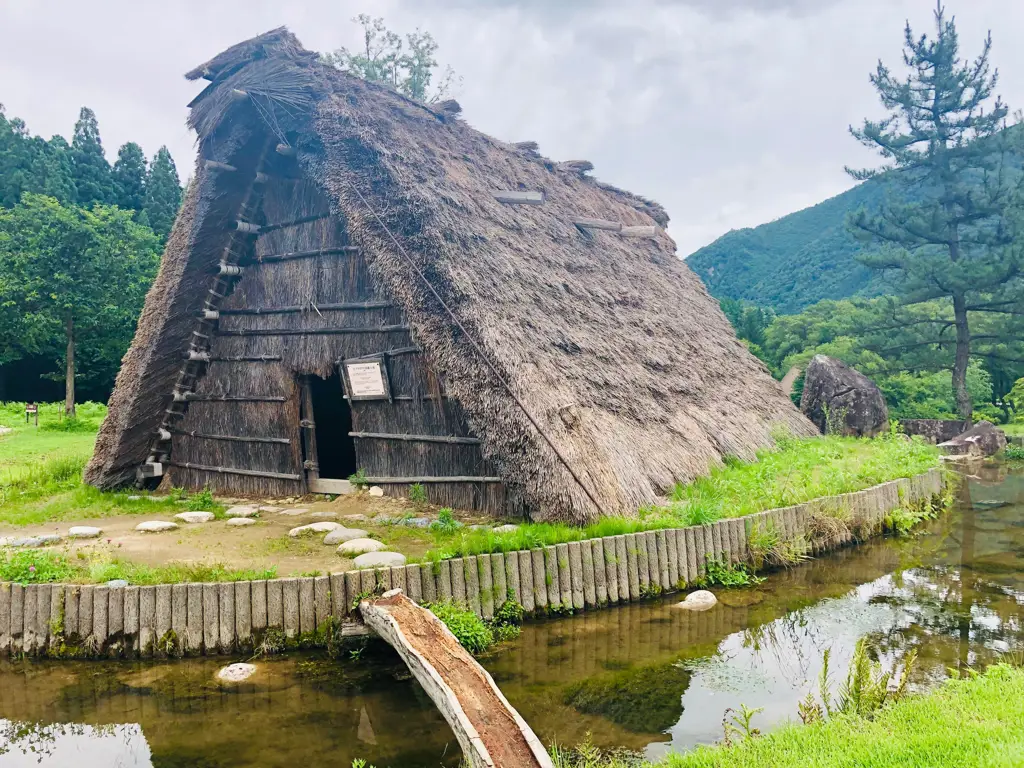 Pemandangan pedesaan Hinamizawa yang tenang