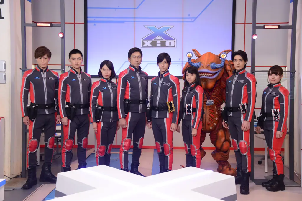 Ultraman X bersama tim Xio