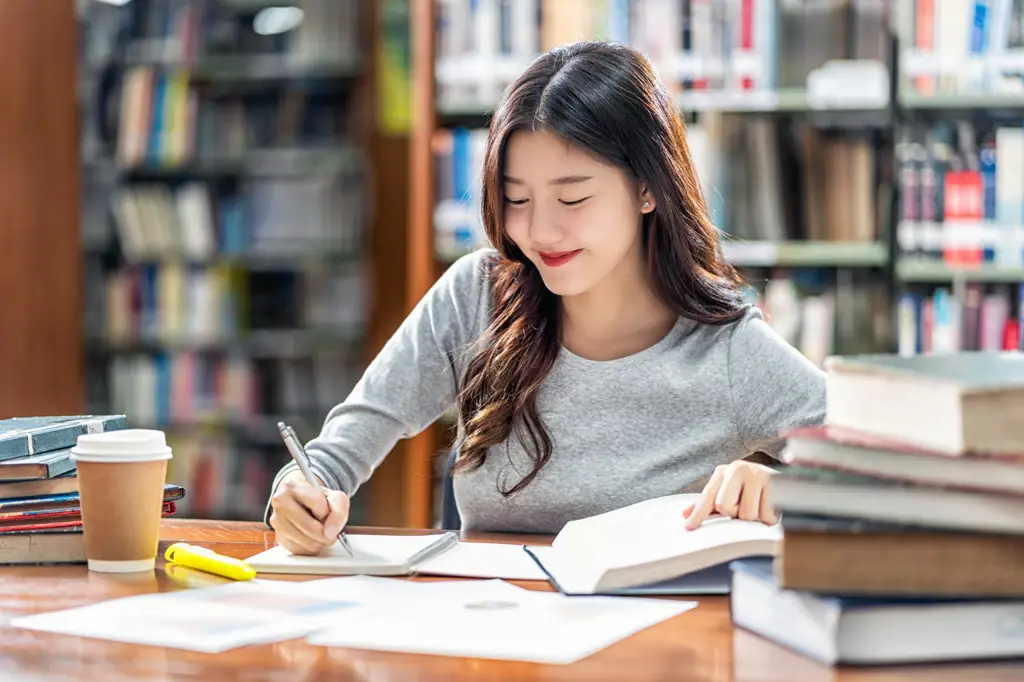 Siswa SMA Korea sedang belajar