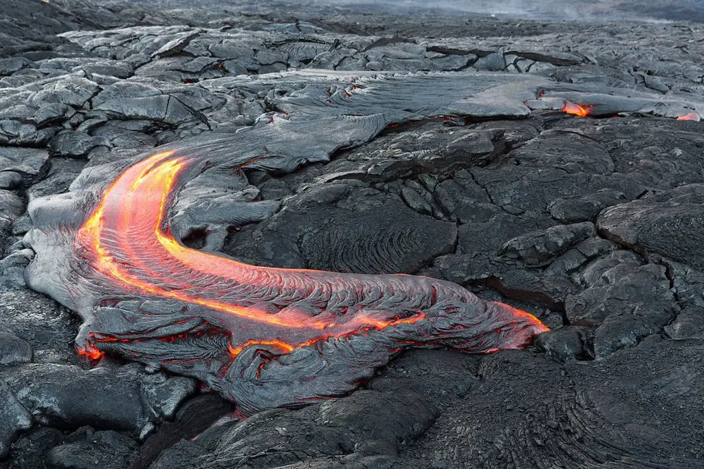 Gunung berapi dengan aliran lava yang spektakuler