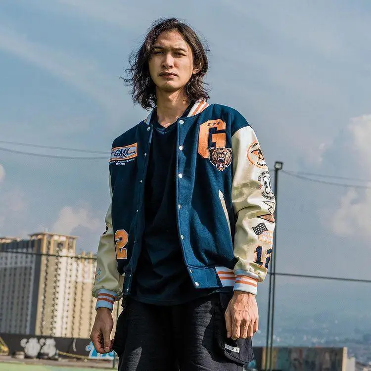 Jaket anime dengan gaya street style di Bandung