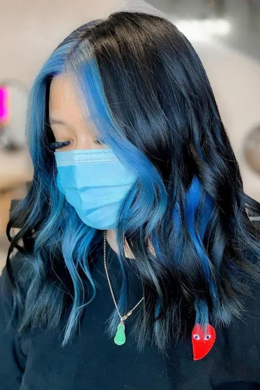 Contoh gaya warna rambut bleaching dengan highlight biru