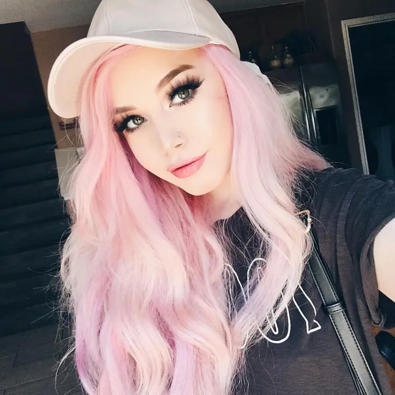 Wanita dengan rambut pink pastel