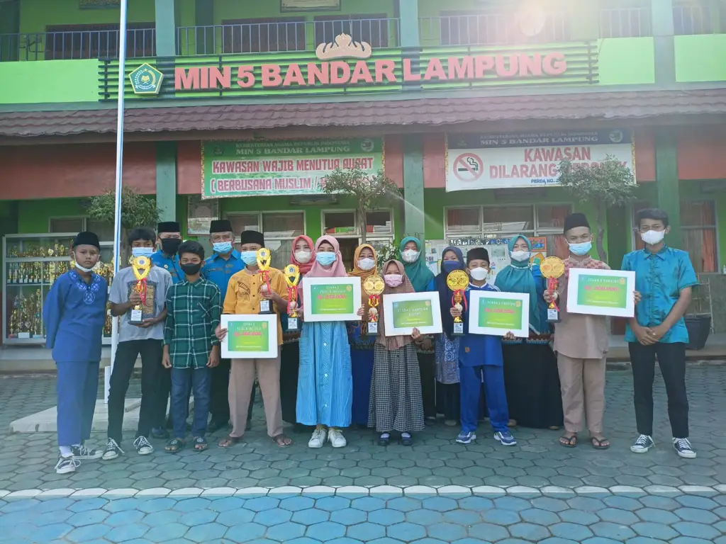 Gedung sekolah MIN 2 Bandar Lampung yang megah dan modern