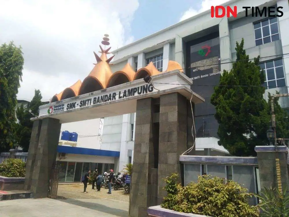 Gedung sekolah SMA Negeri 1 Bandar Lampung yang megah dan modern