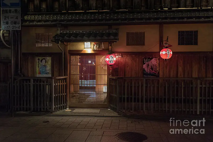 Gambar geisha di rumah teh Jepang